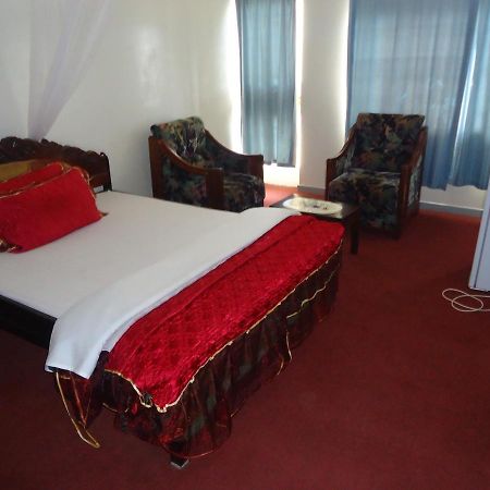 Brisk Hotel Triangle Njeru Luaran gambar
