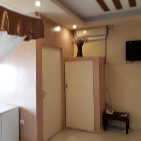 Brisk Hotel Triangle Njeru Luaran gambar