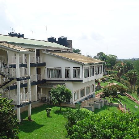 Brisk Hotel Triangle Njeru Luaran gambar