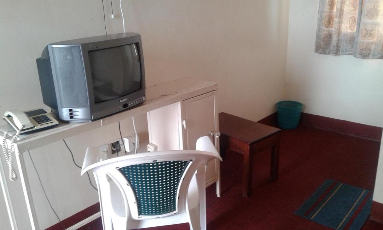 Brisk Hotel Triangle Njeru Luaran gambar