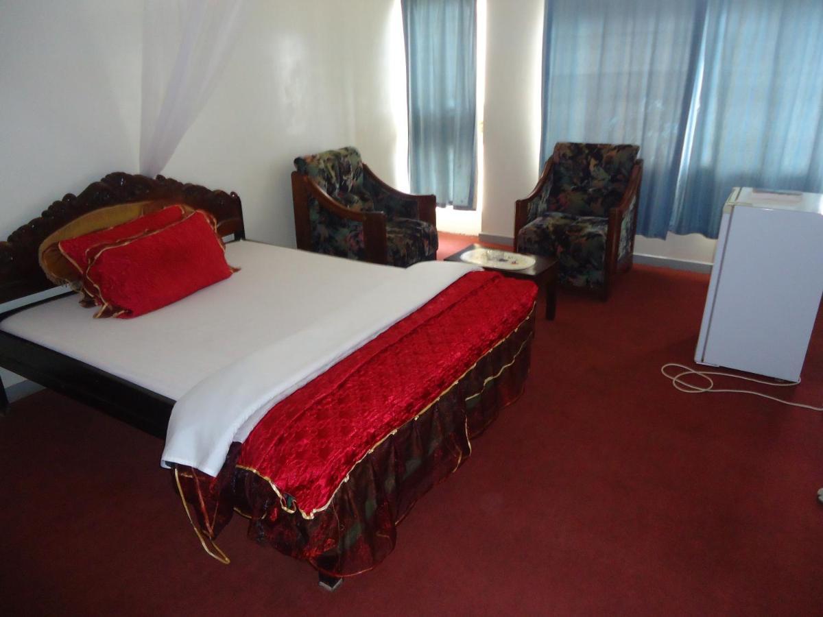 Brisk Hotel Triangle Njeru Luaran gambar