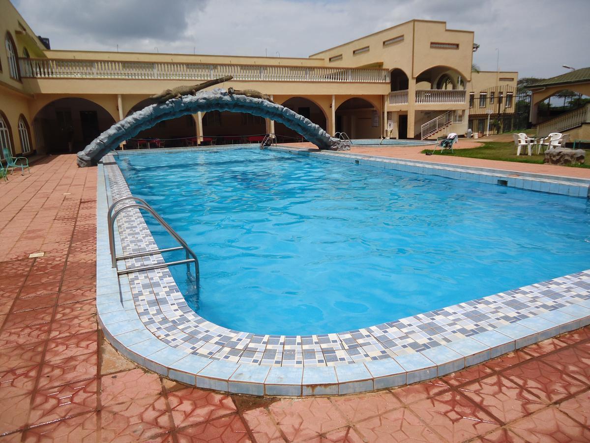 Brisk Hotel Triangle Njeru Luaran gambar