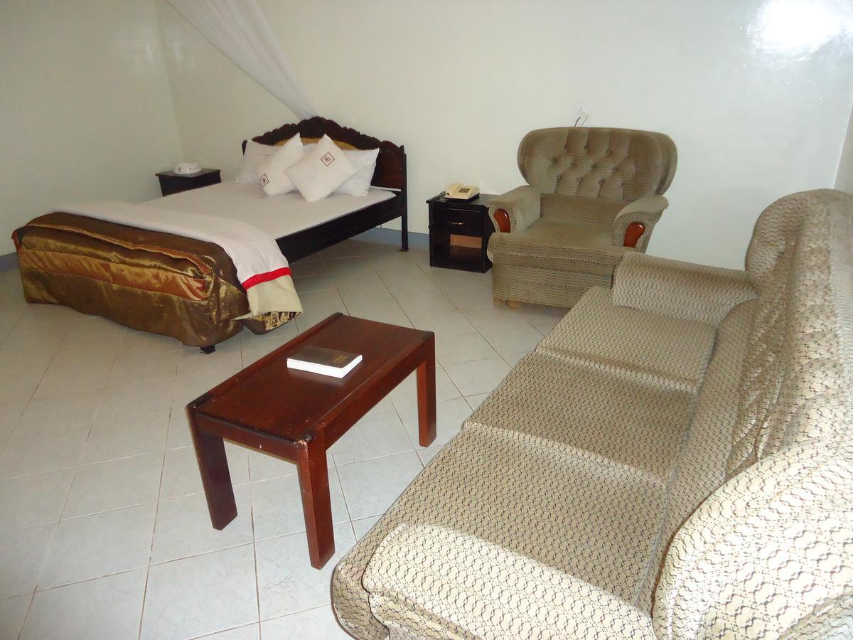 Brisk Hotel Triangle Njeru Luaran gambar
