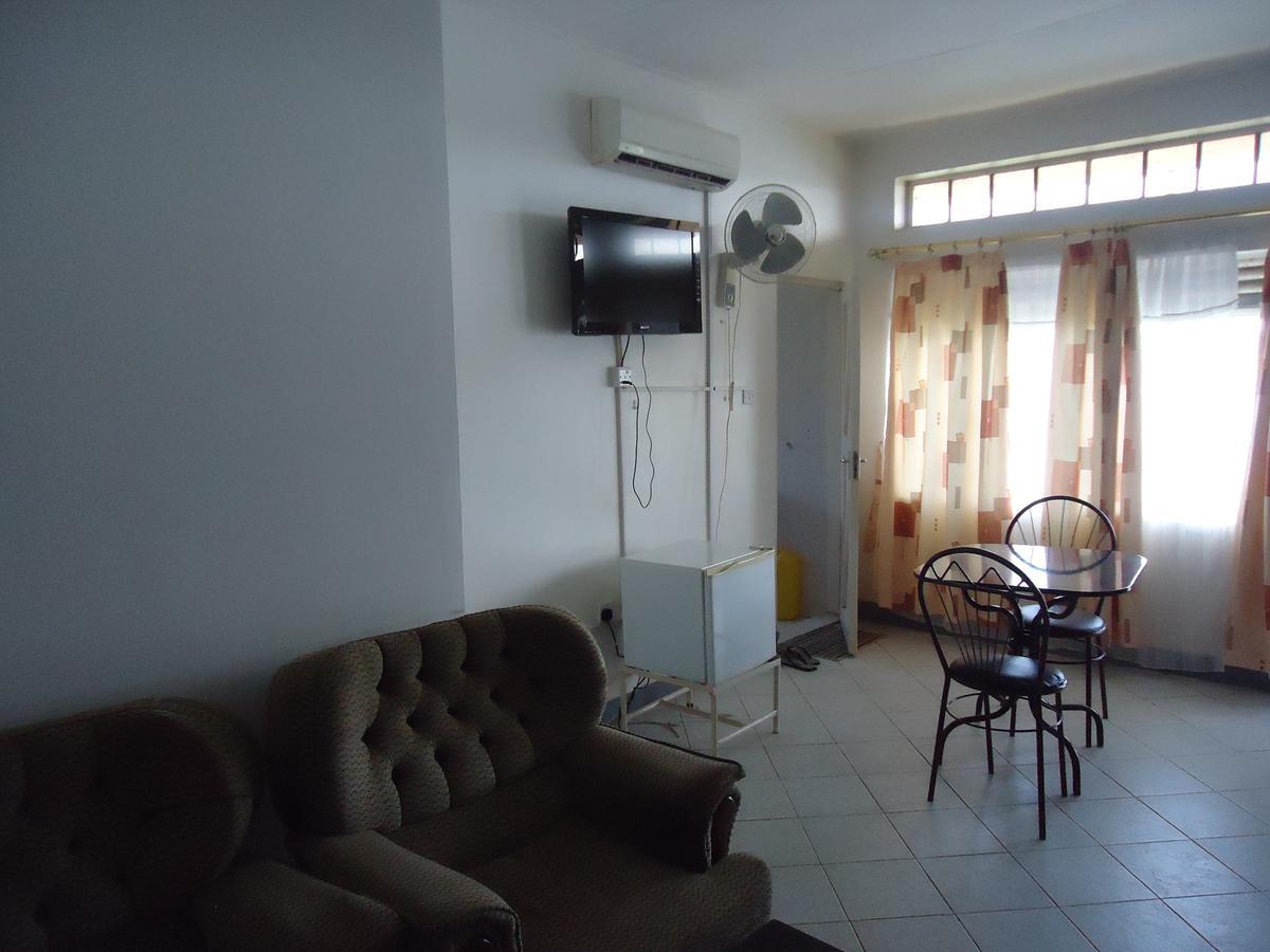 Brisk Hotel Triangle Njeru Luaran gambar