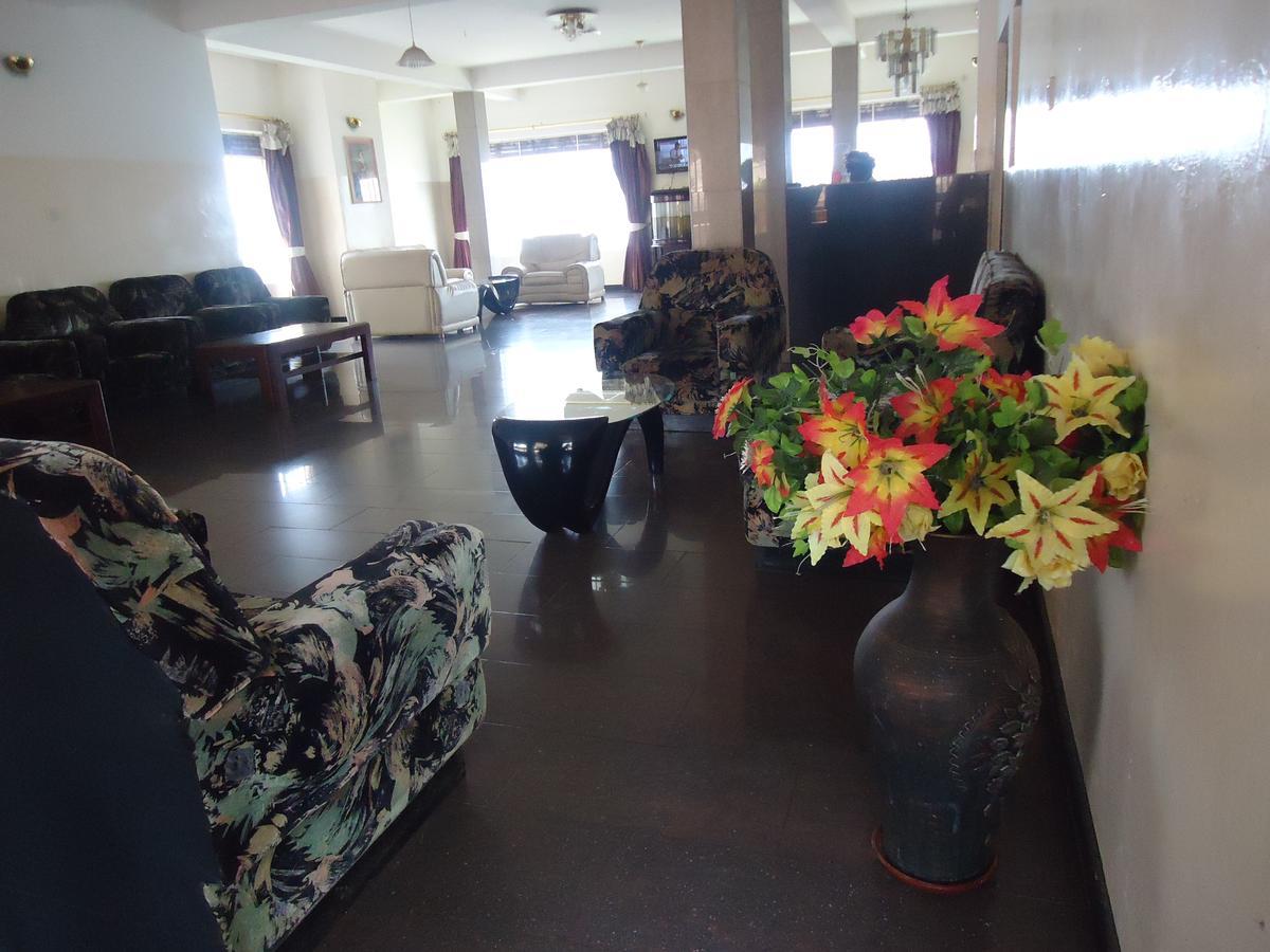 Brisk Hotel Triangle Njeru Luaran gambar