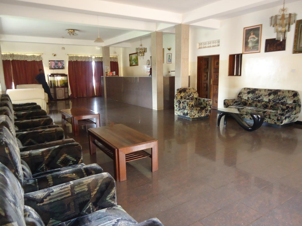Brisk Hotel Triangle Njeru Luaran gambar