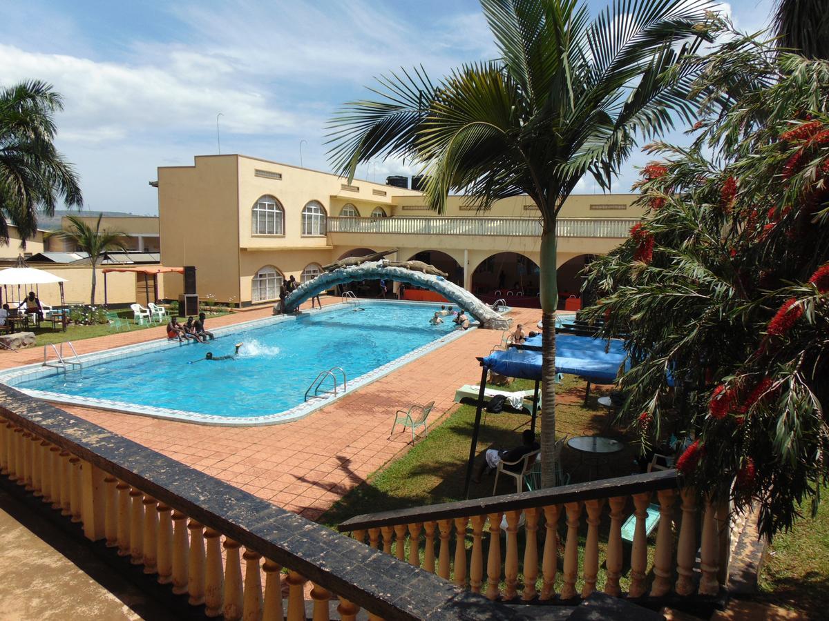 Brisk Hotel Triangle Njeru Luaran gambar