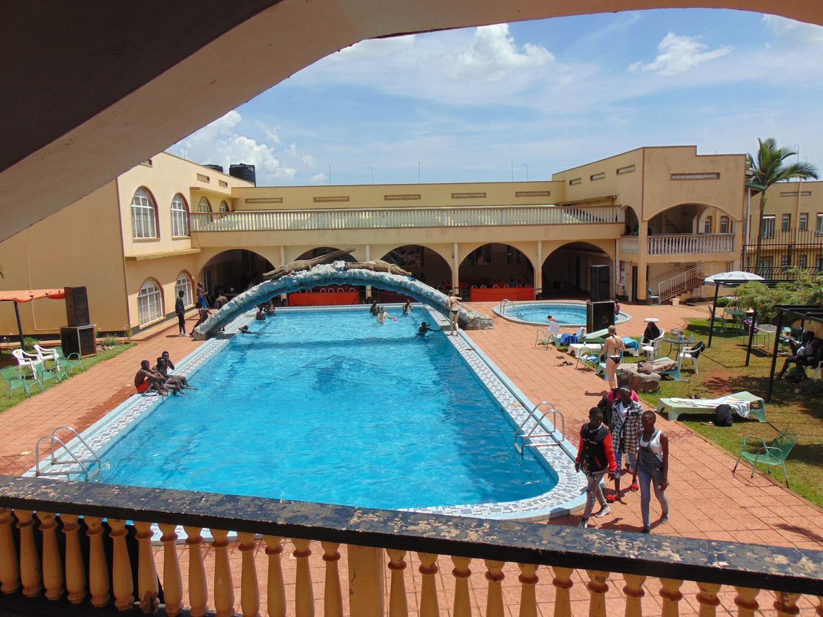Brisk Hotel Triangle Njeru Luaran gambar