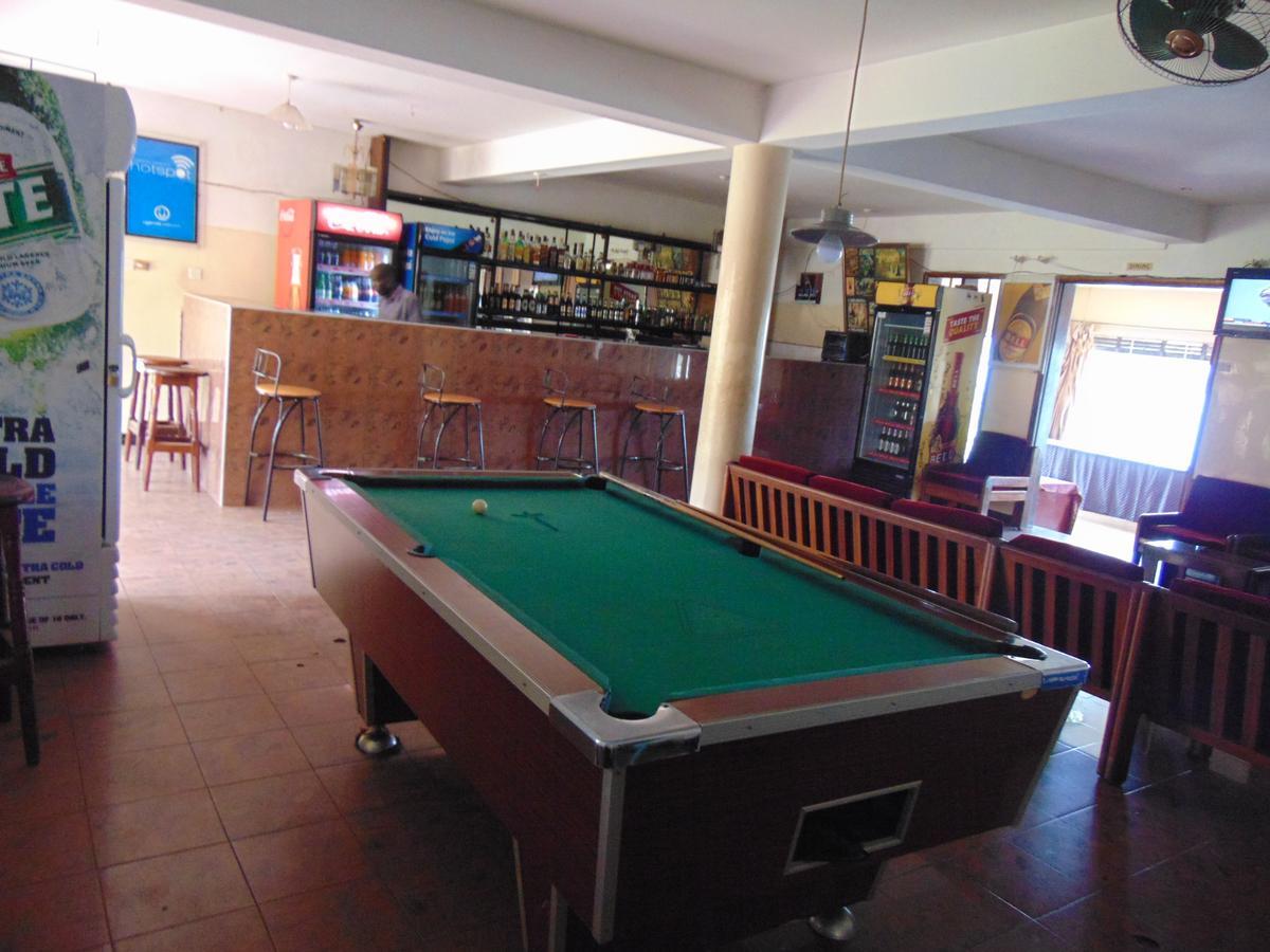Brisk Hotel Triangle Njeru Luaran gambar