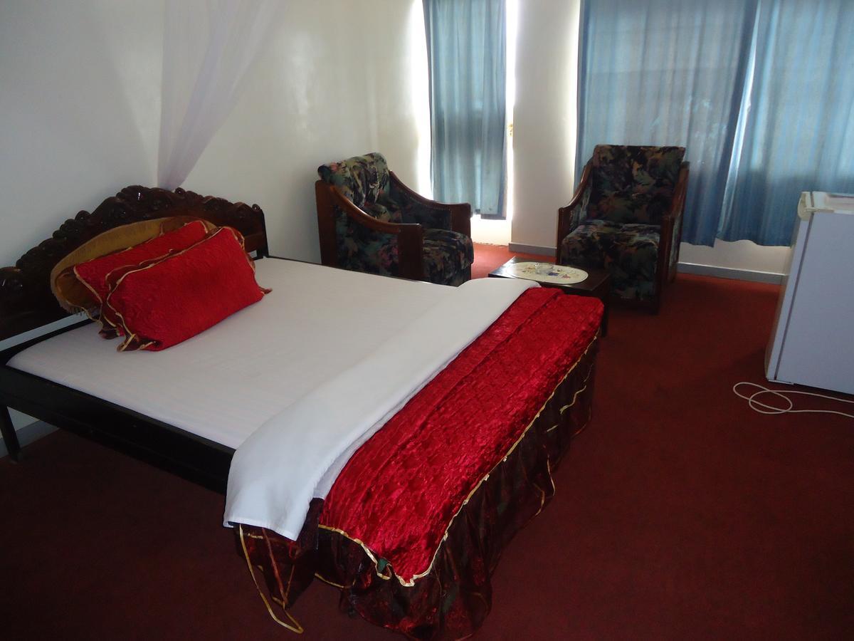 Brisk Hotel Triangle Njeru Luaran gambar