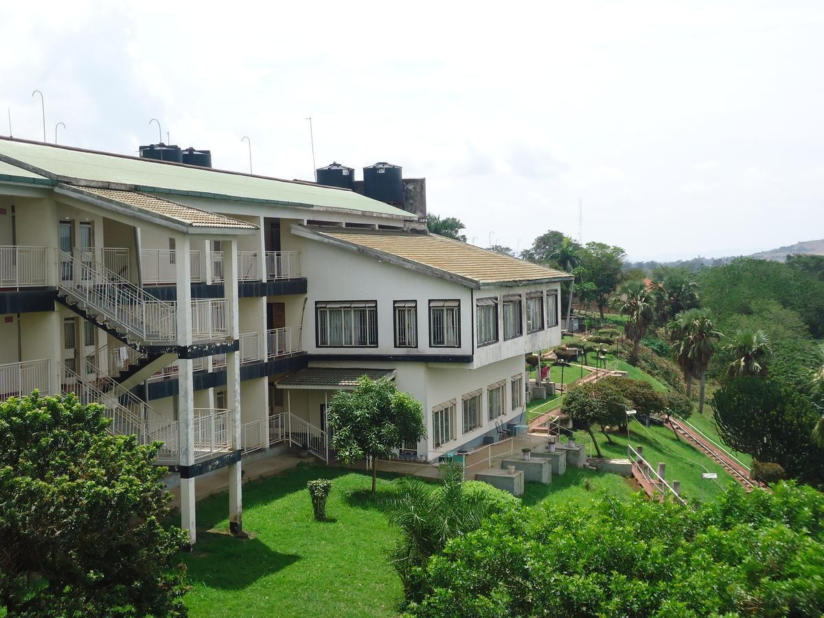 Brisk Hotel Triangle Njeru Luaran gambar