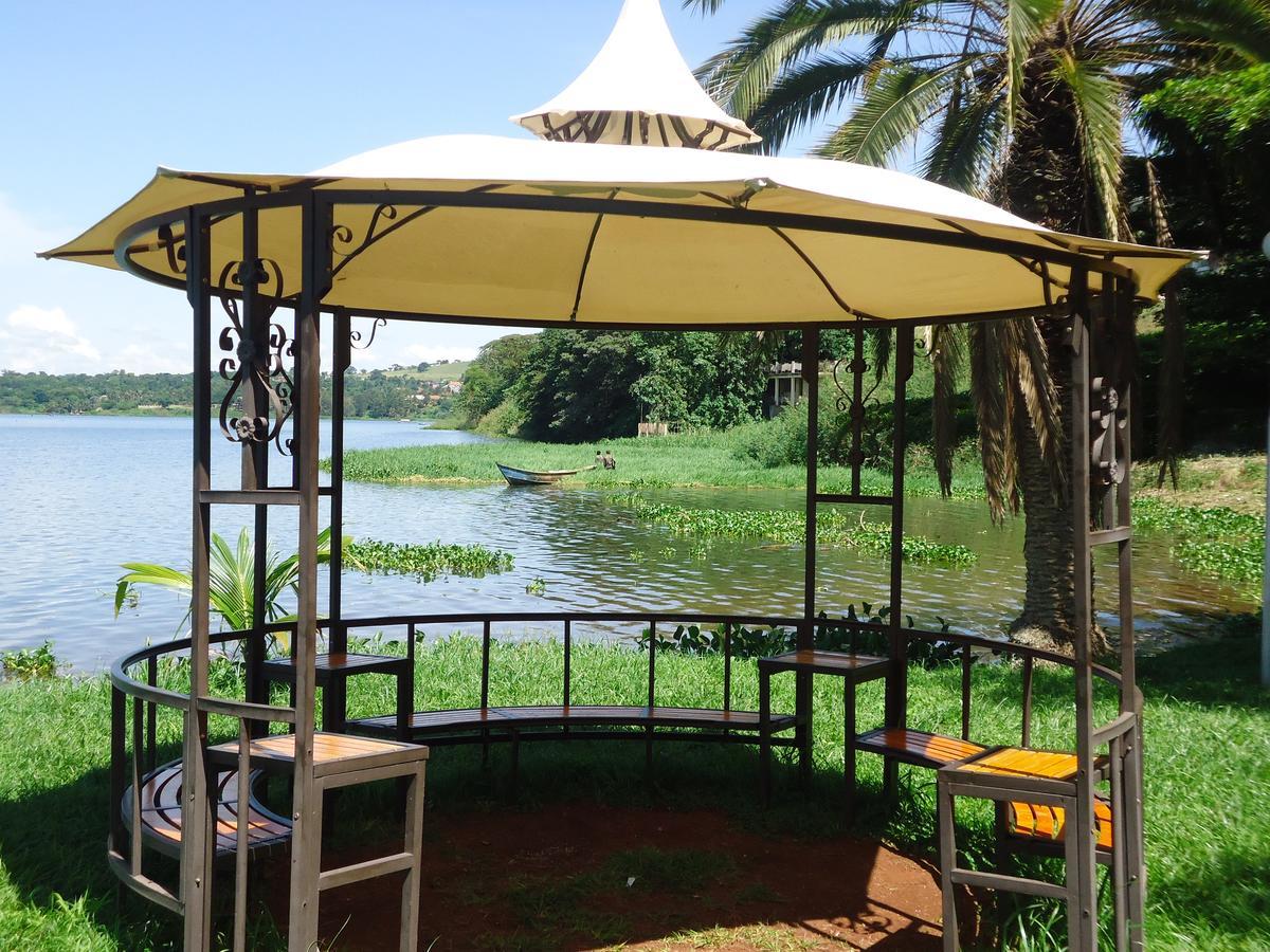 Brisk Hotel Triangle Njeru Luaran gambar