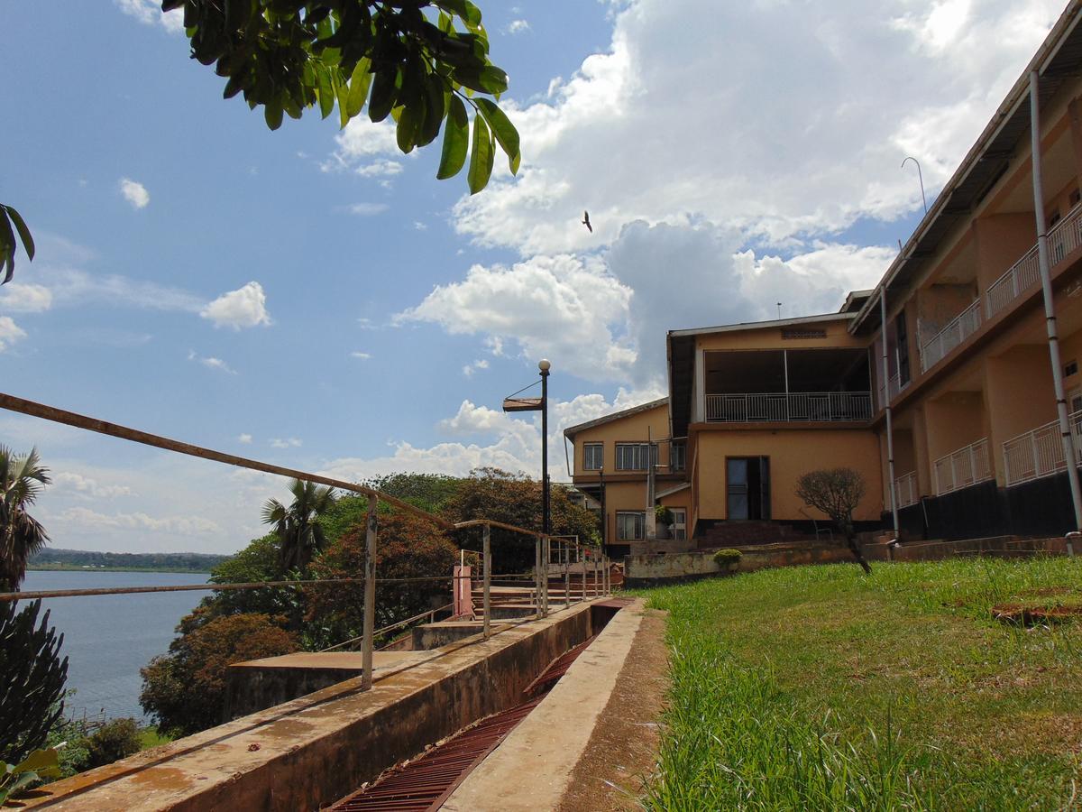 Brisk Hotel Triangle Njeru Luaran gambar