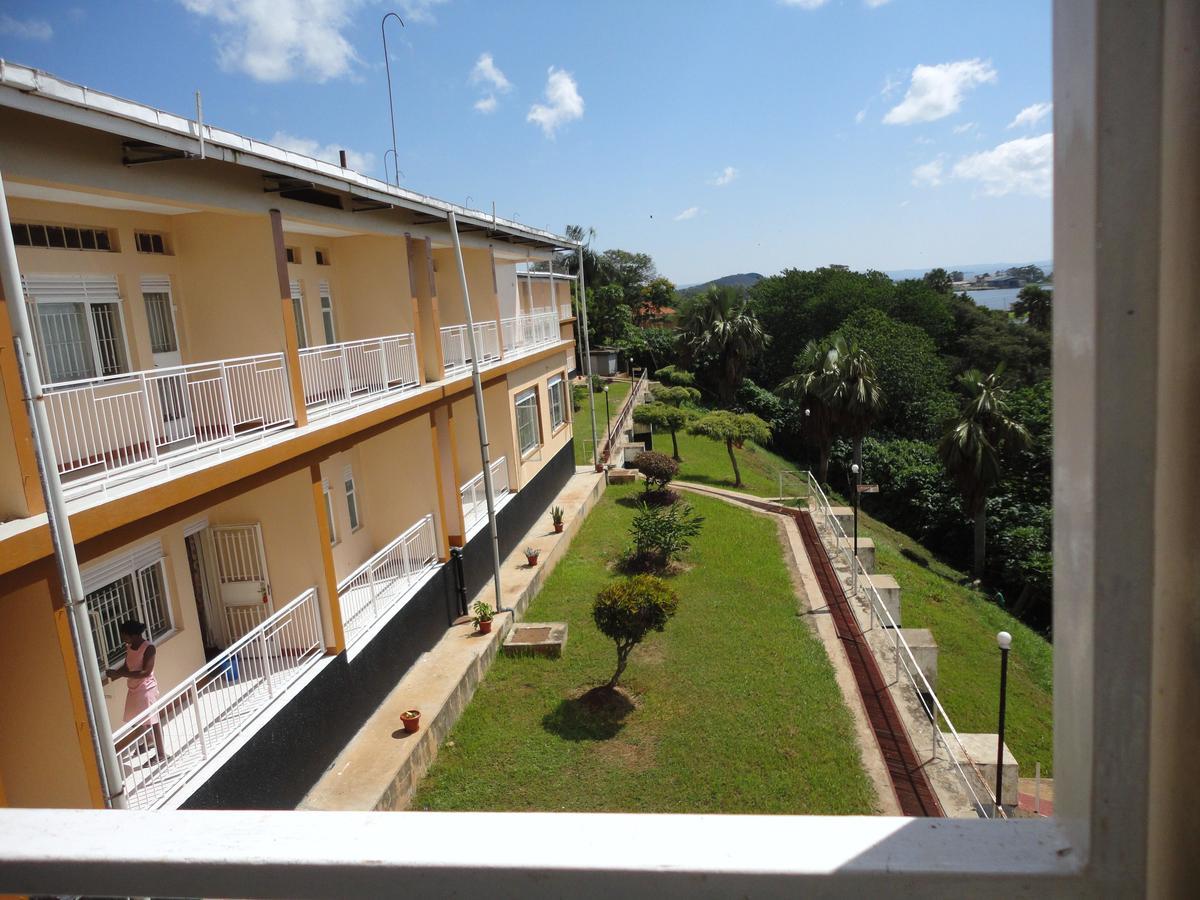 Brisk Hotel Triangle Njeru Luaran gambar