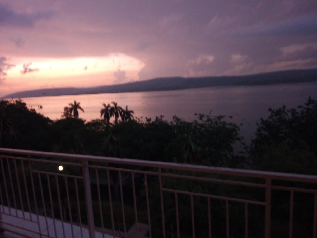 Brisk Hotel Triangle Njeru Luaran gambar