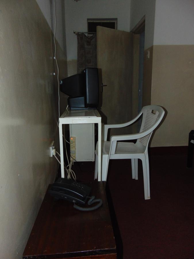 Brisk Hotel Triangle Njeru Luaran gambar