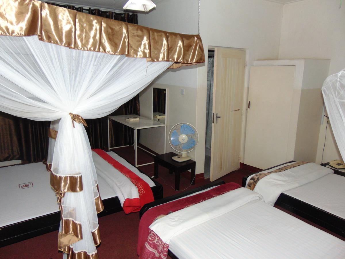 Brisk Hotel Triangle Njeru Luaran gambar
