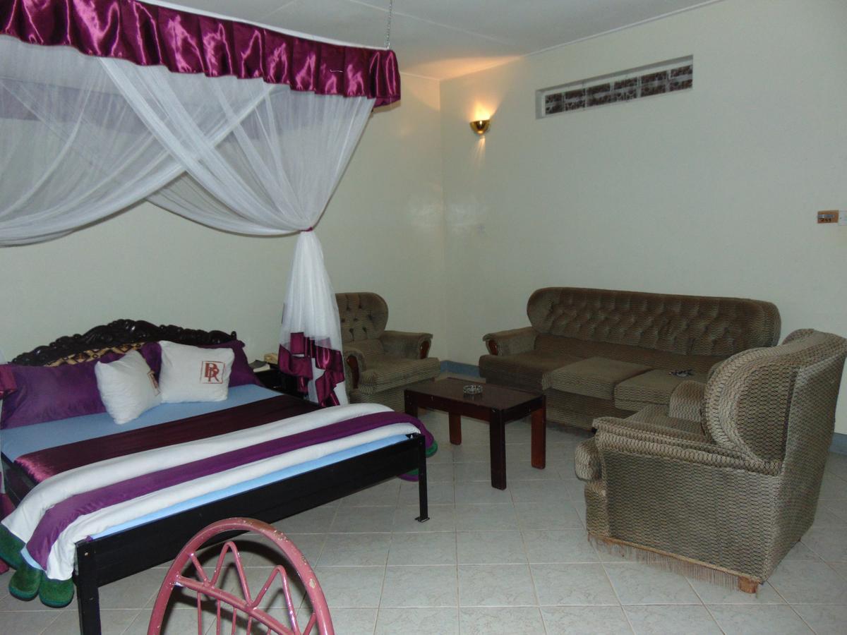 Brisk Hotel Triangle Njeru Luaran gambar