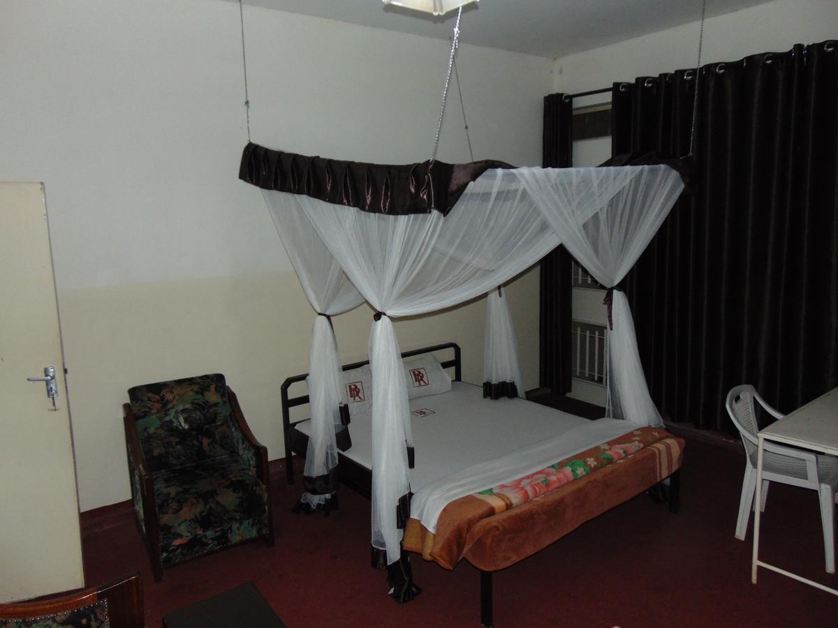 Brisk Hotel Triangle Njeru Luaran gambar