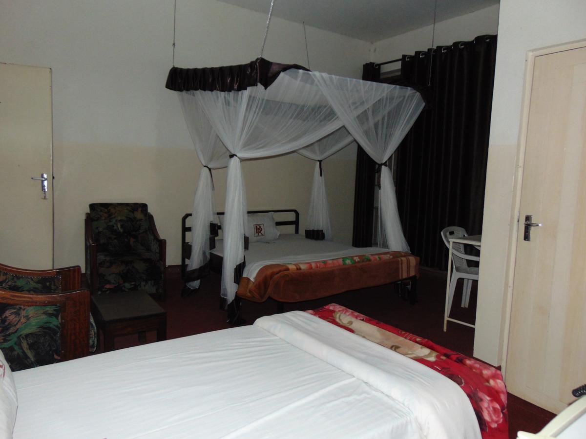 Brisk Hotel Triangle Njeru Luaran gambar