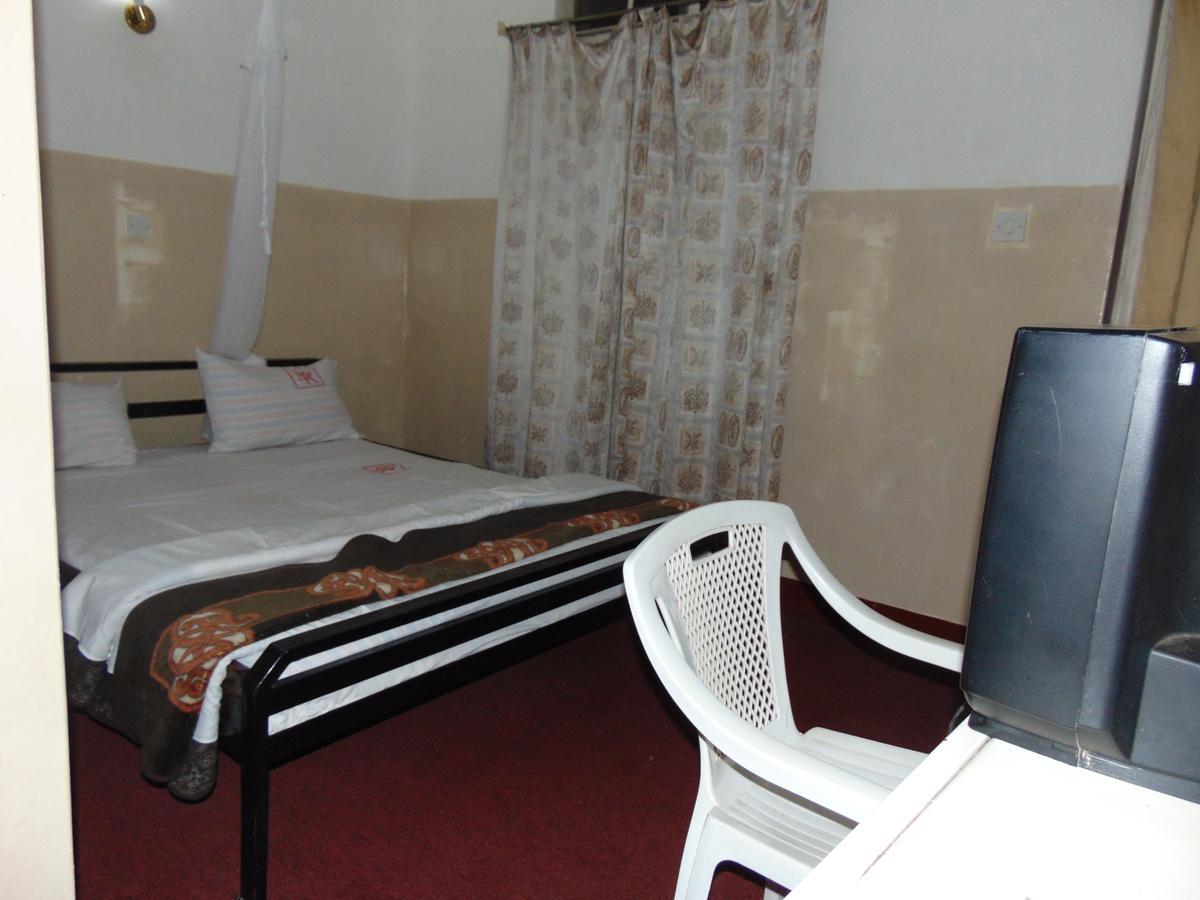 Brisk Hotel Triangle Njeru Luaran gambar