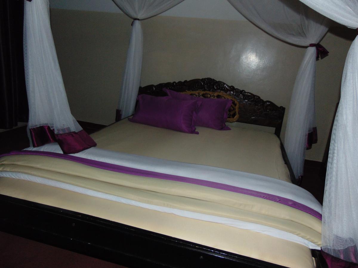 Brisk Hotel Triangle Njeru Luaran gambar