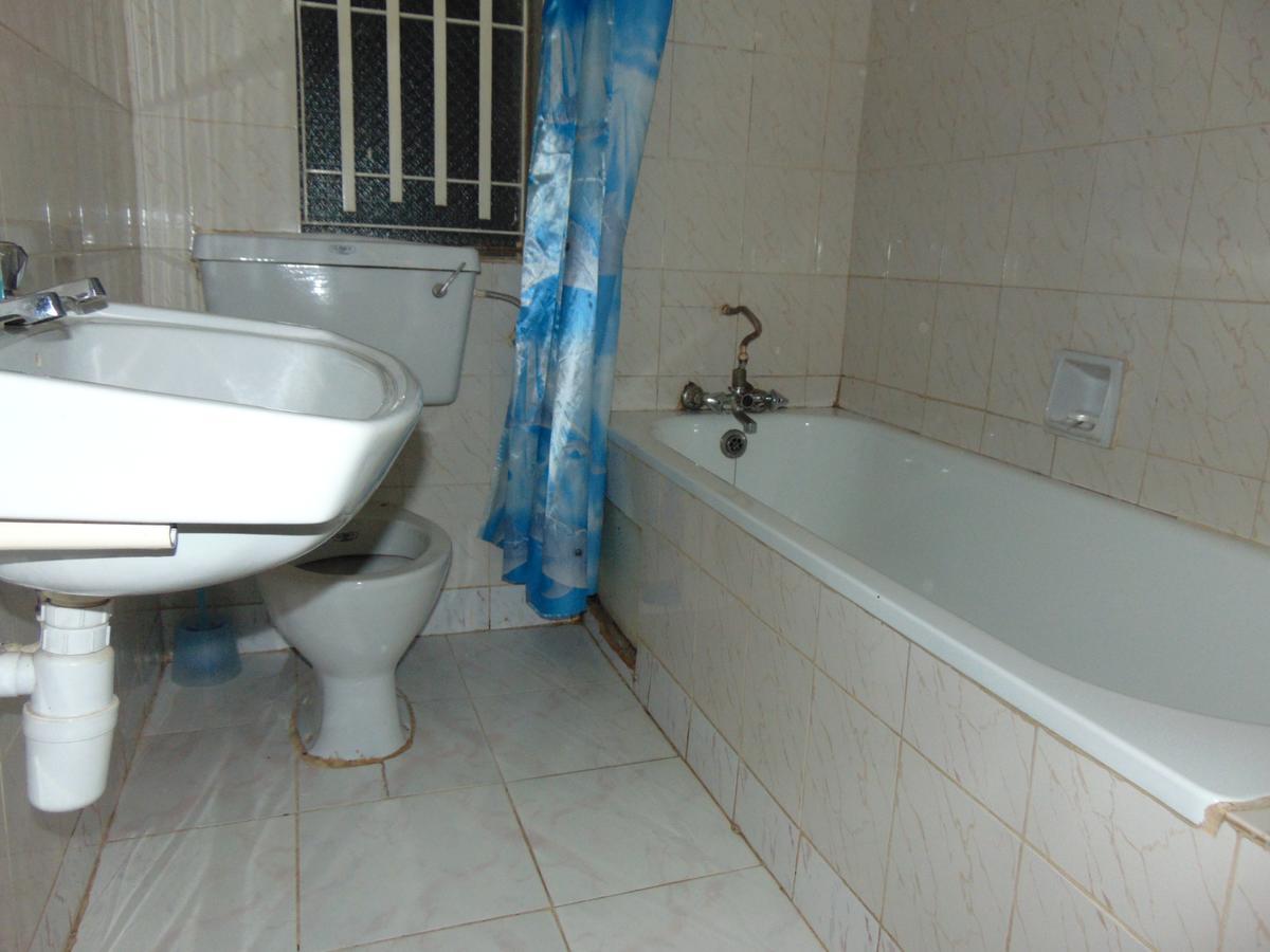 Brisk Hotel Triangle Njeru Luaran gambar