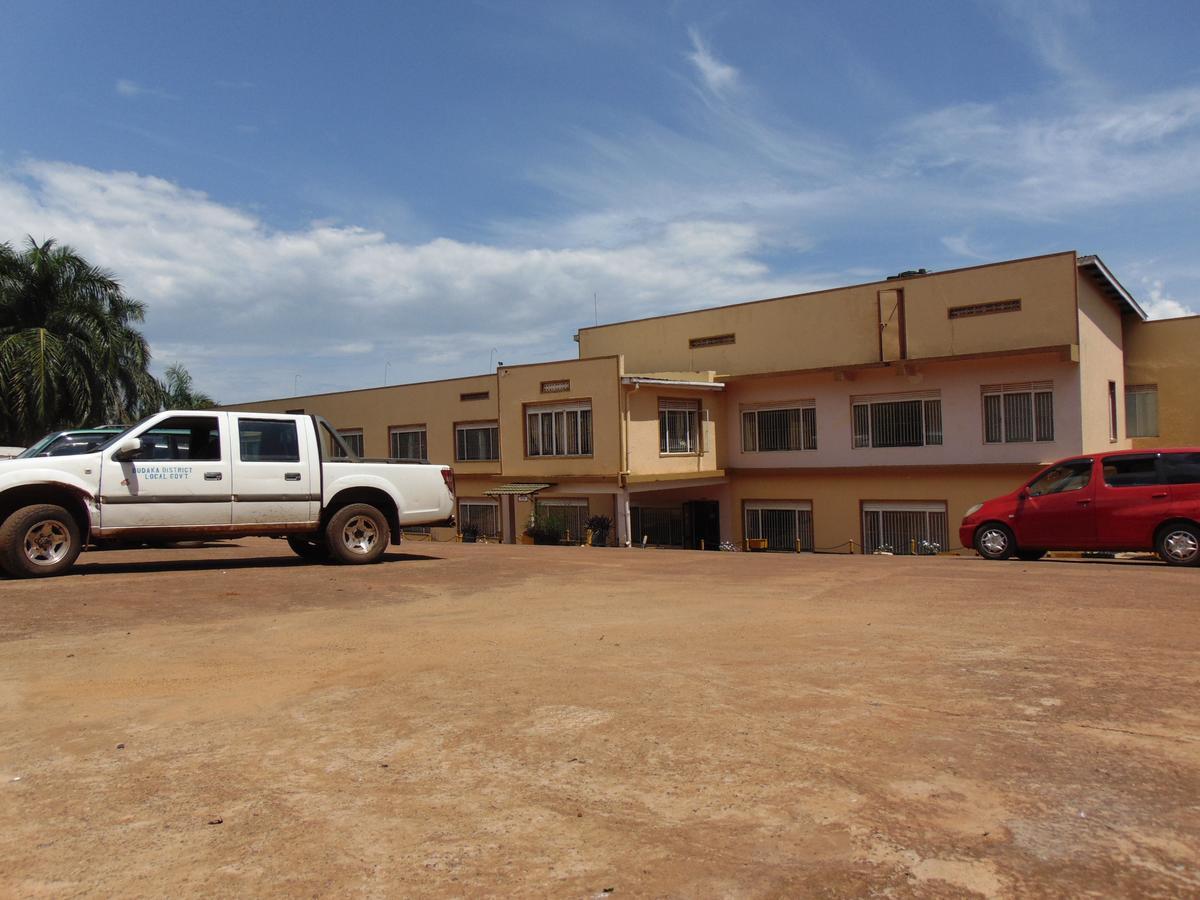 Brisk Hotel Triangle Njeru Luaran gambar