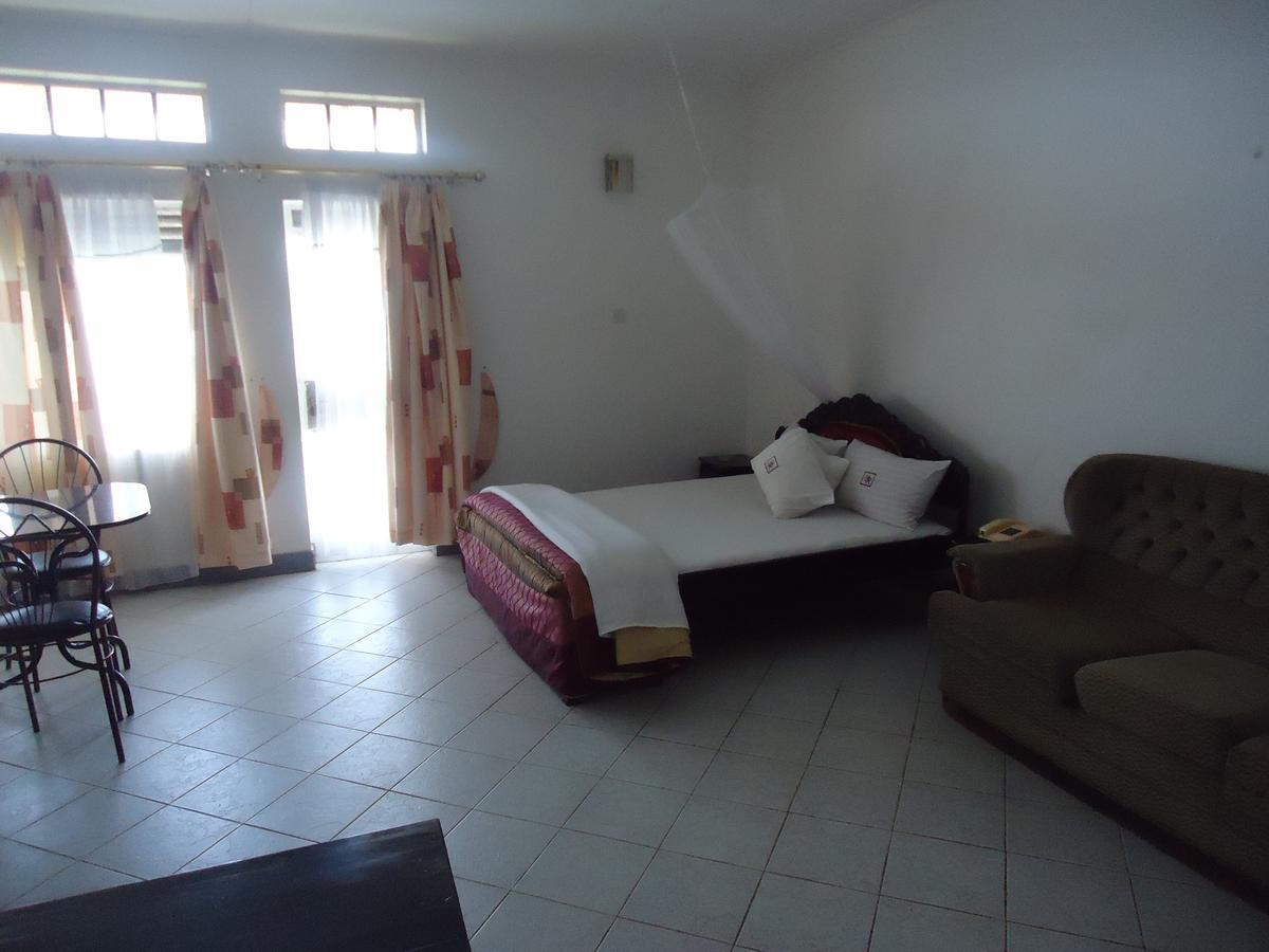 Brisk Hotel Triangle Njeru Luaran gambar
