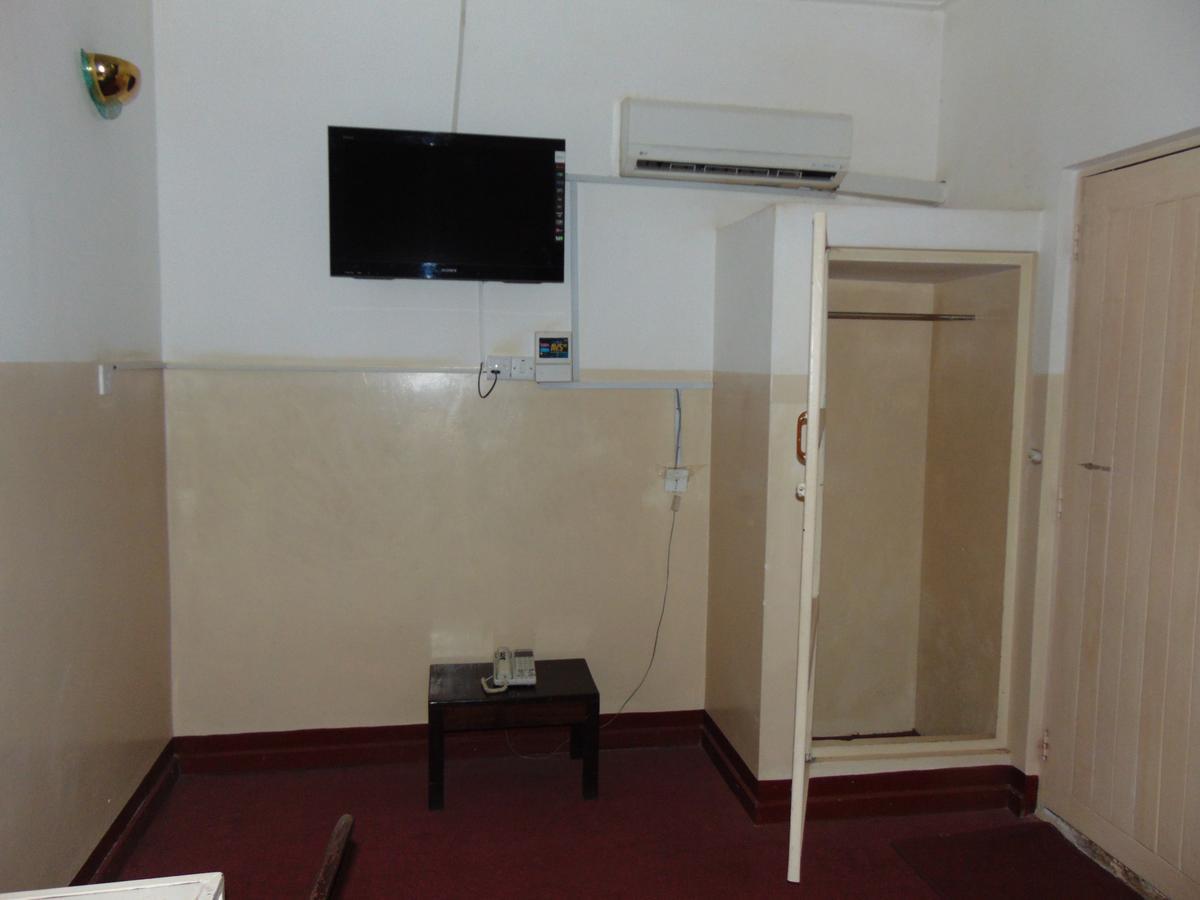 Brisk Hotel Triangle Njeru Luaran gambar