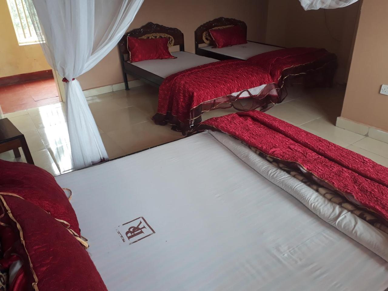 Brisk Hotel Triangle Njeru Luaran gambar