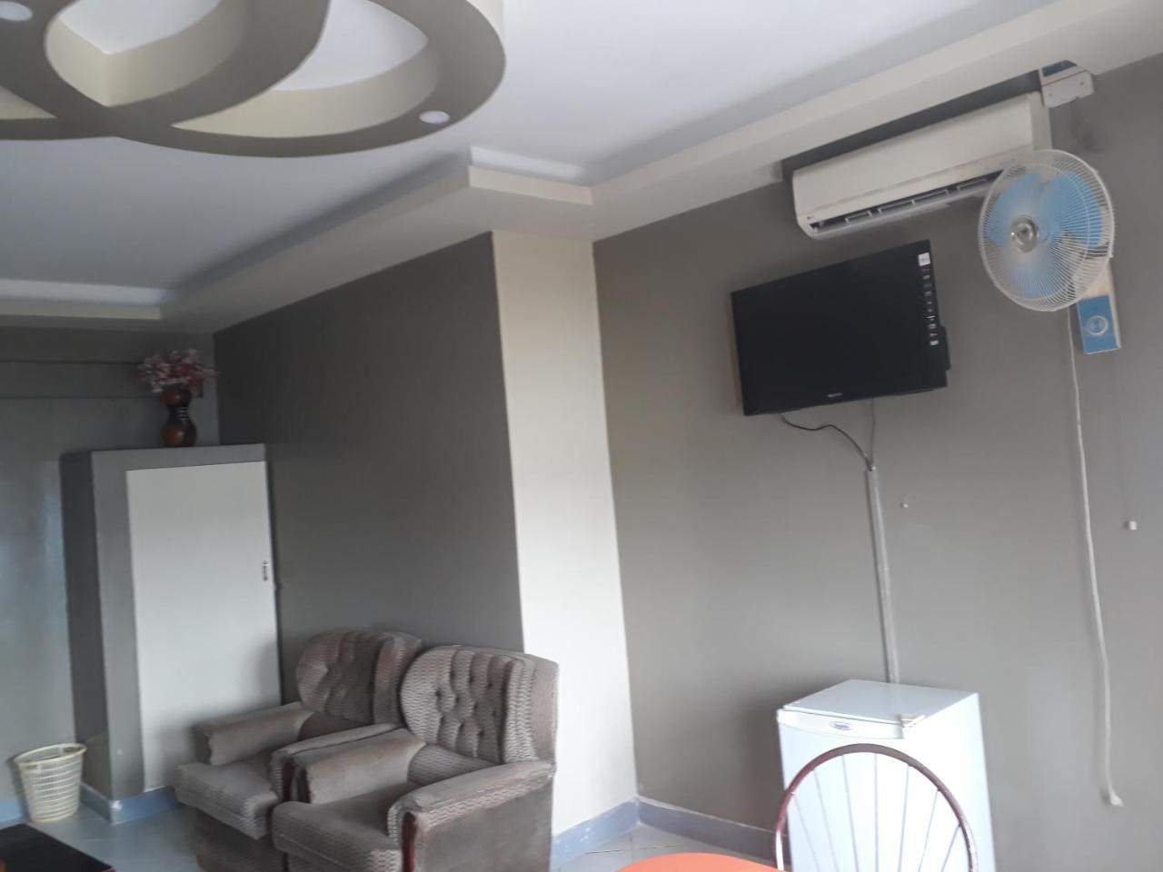 Brisk Hotel Triangle Njeru Luaran gambar