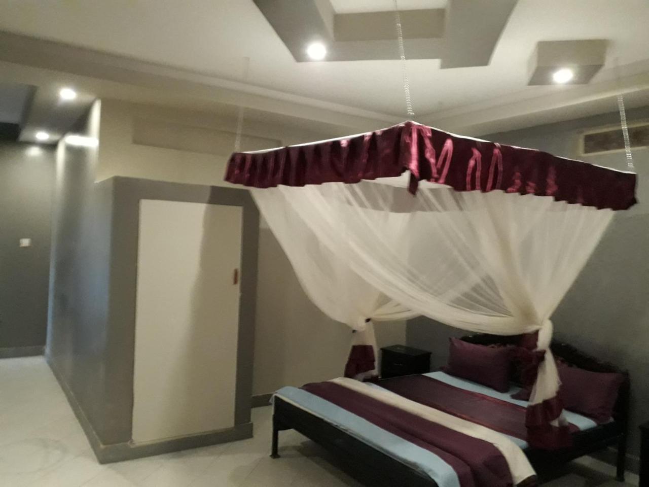 Brisk Hotel Triangle Njeru Luaran gambar