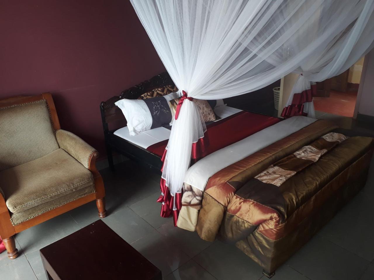 Brisk Hotel Triangle Njeru Luaran gambar