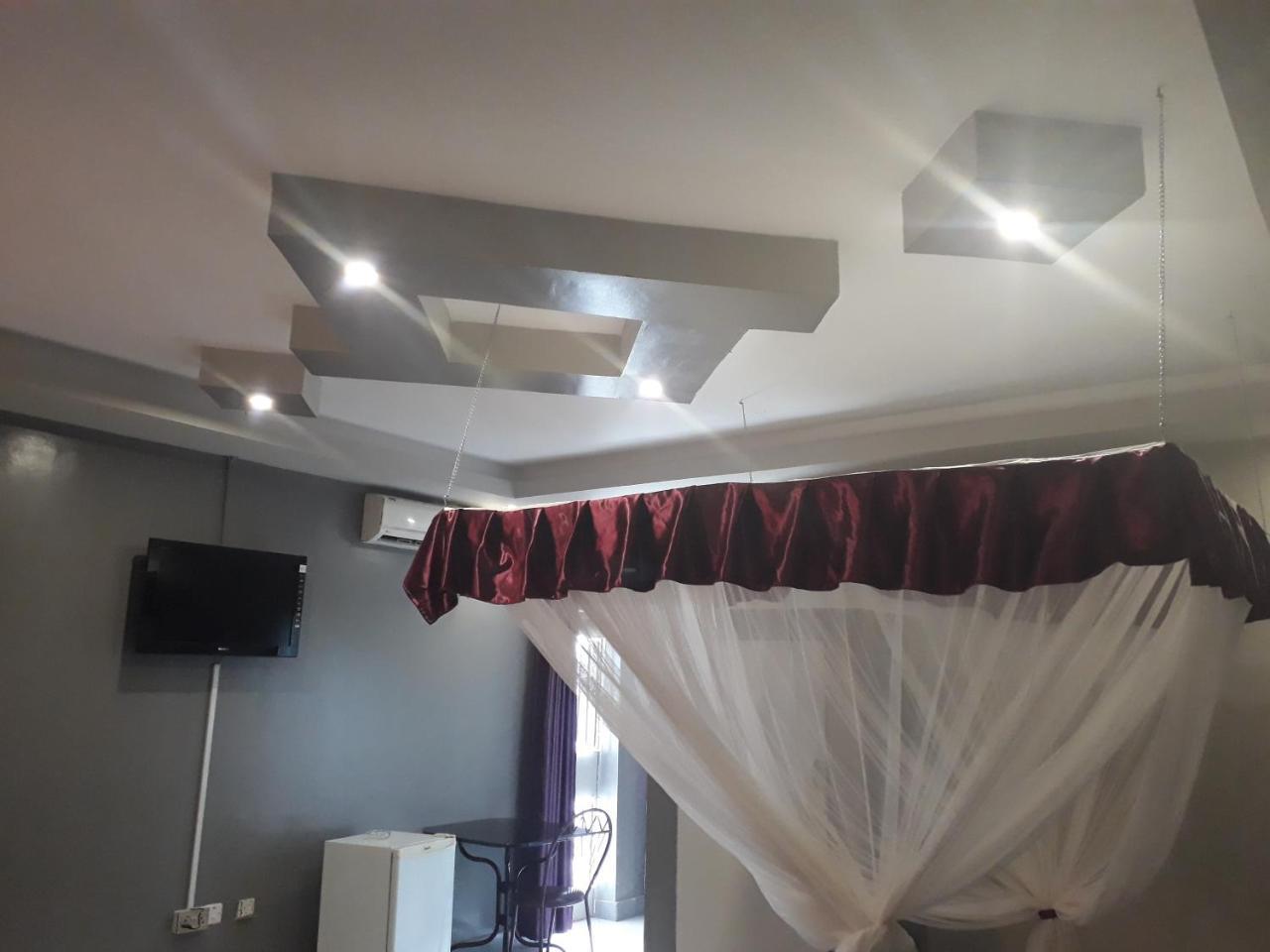 Brisk Hotel Triangle Njeru Luaran gambar
